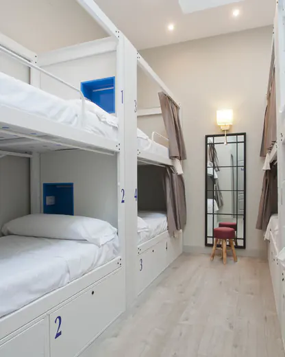 cama-en-habitacion-mixta-compartida-de-8-camas